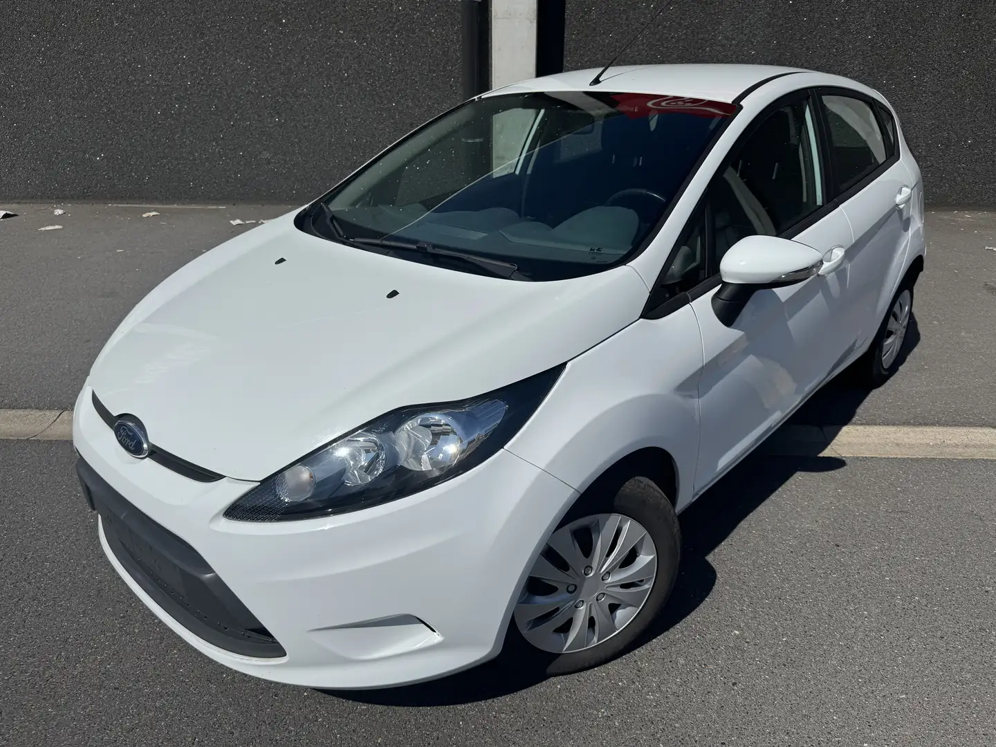Ford Fiesta 1.25i Trend Prêt à immatriculer - 1