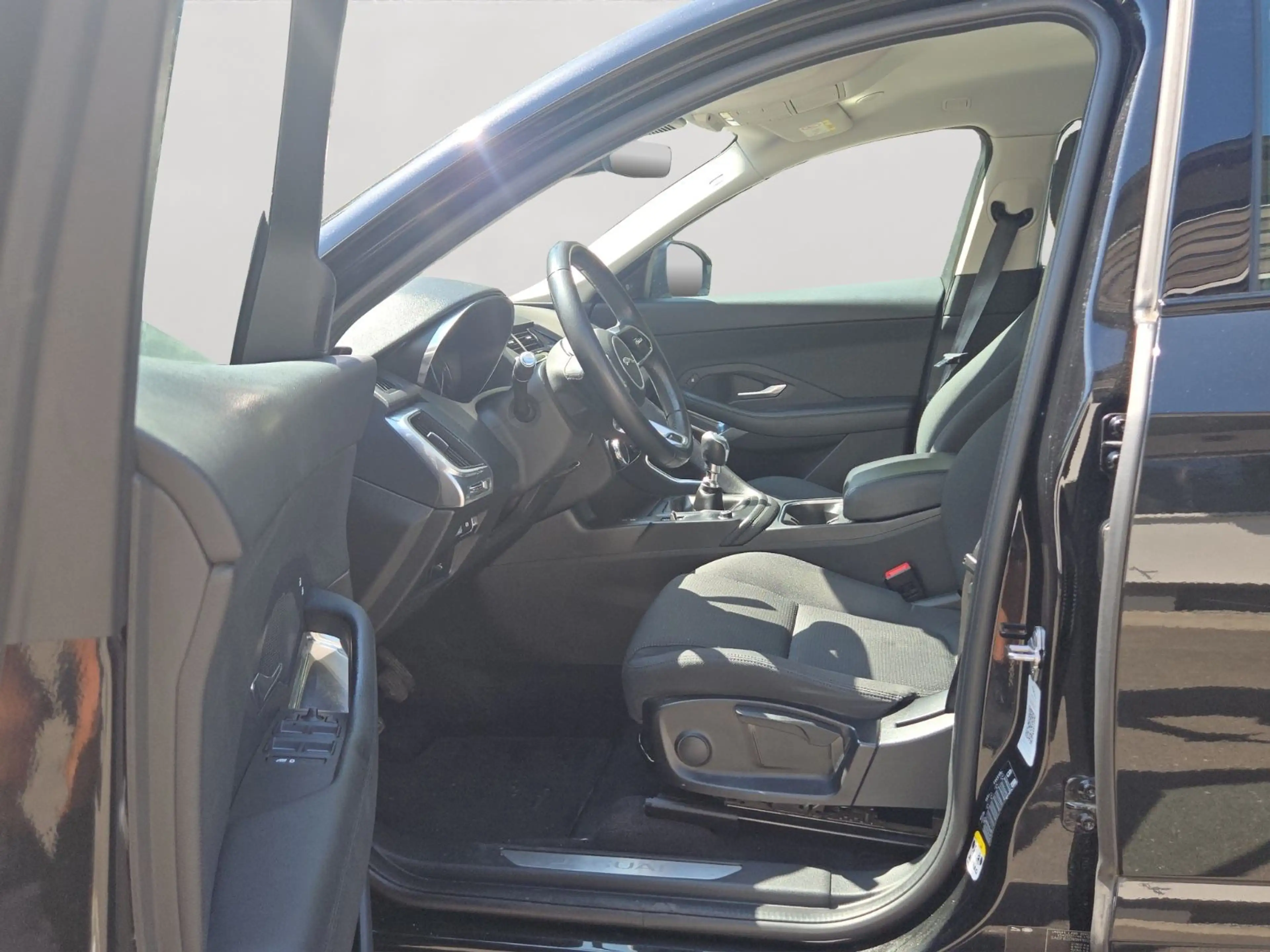 Jaguar E-Pace 2.0d AHK/360Kamera+2xPDC/SHZ/Navi/LED — photo 14