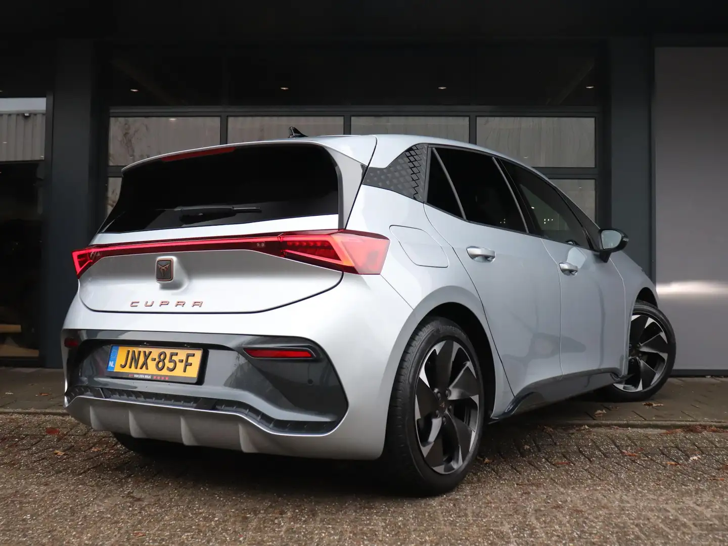 CUPRA Born Essential Limited 63 kWh 204pk | Adaptieve cruise Gris - 2