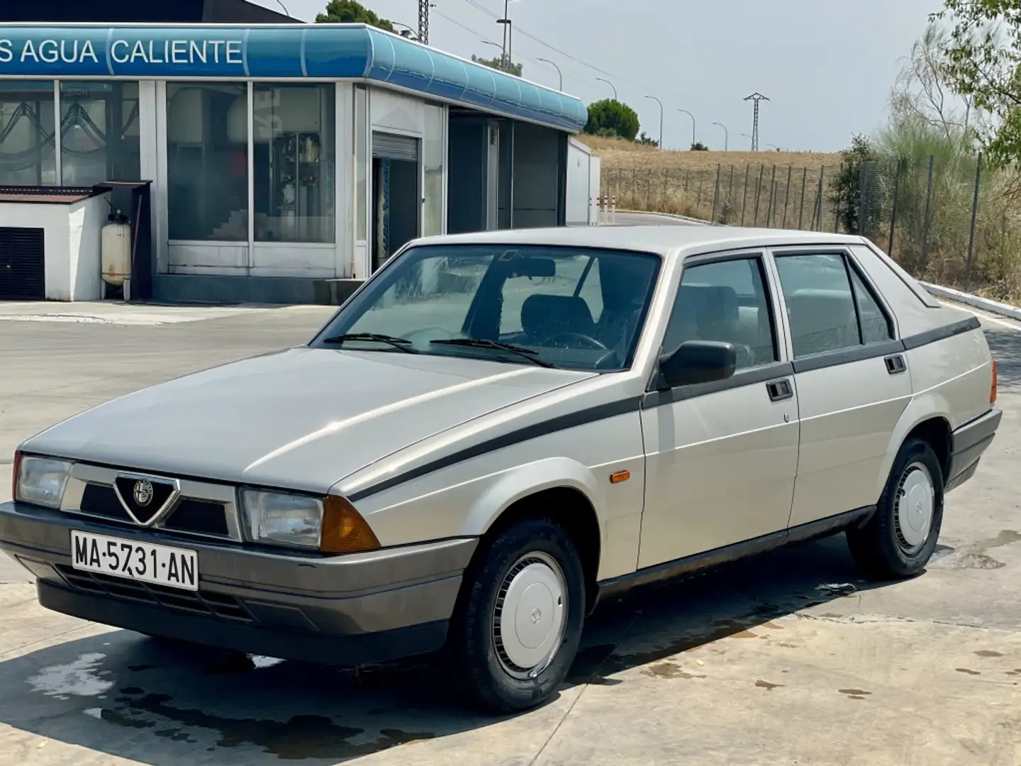 Alfa Romeo 75 1.8 Gris - 1