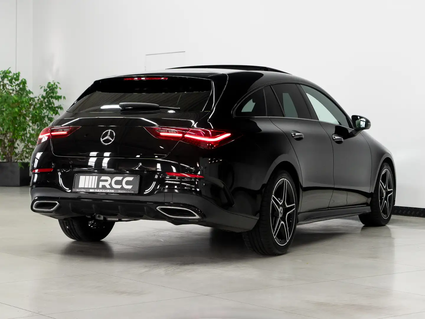 Mercedes-Benz CLA 180 SB AMG Premium Night PANORAMA Dodehoek Camera Schwarz - 2