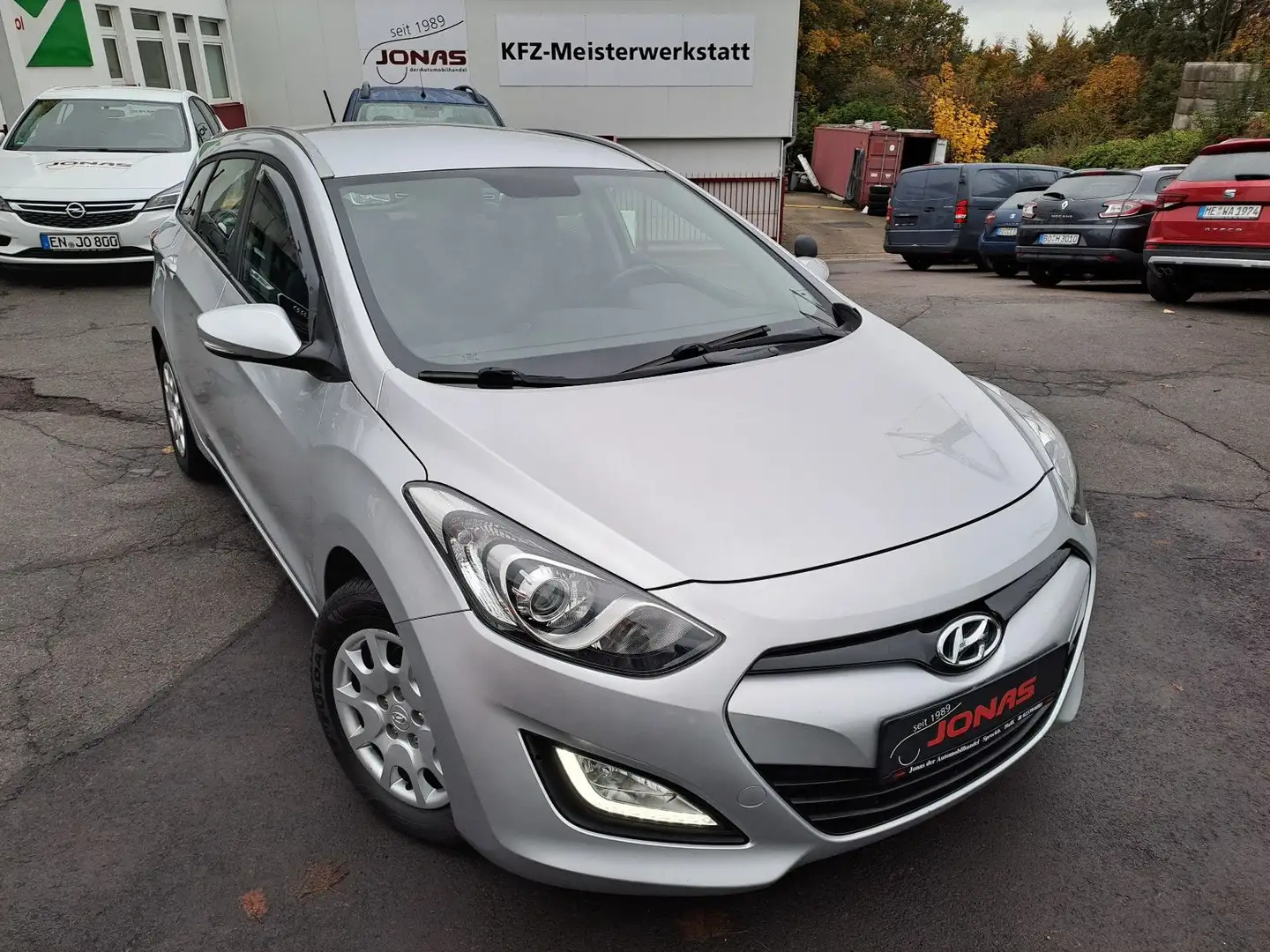 Hyundai i30 cw Trend *2. Hand*PDC hi*Kamera*Allwetter* Argent - 1