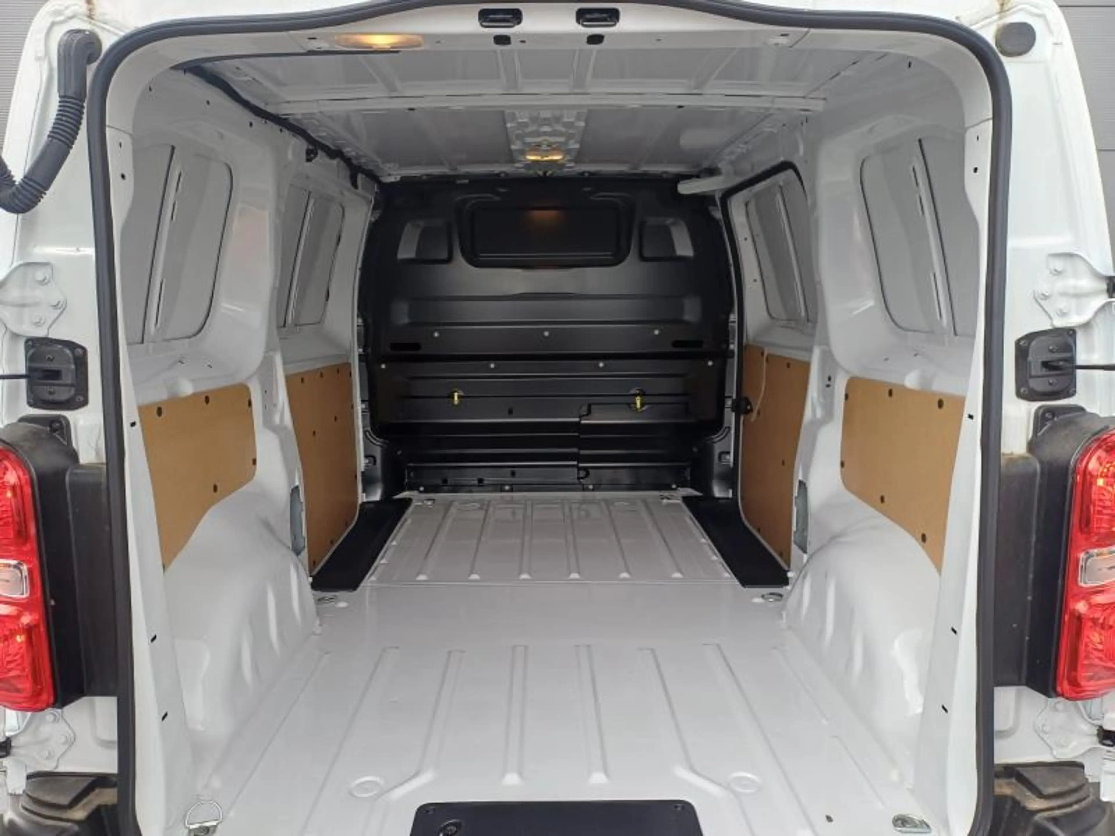 Peugeot Expert Standard 2.0 BlueHDi 145 MAN.6 — photo 11