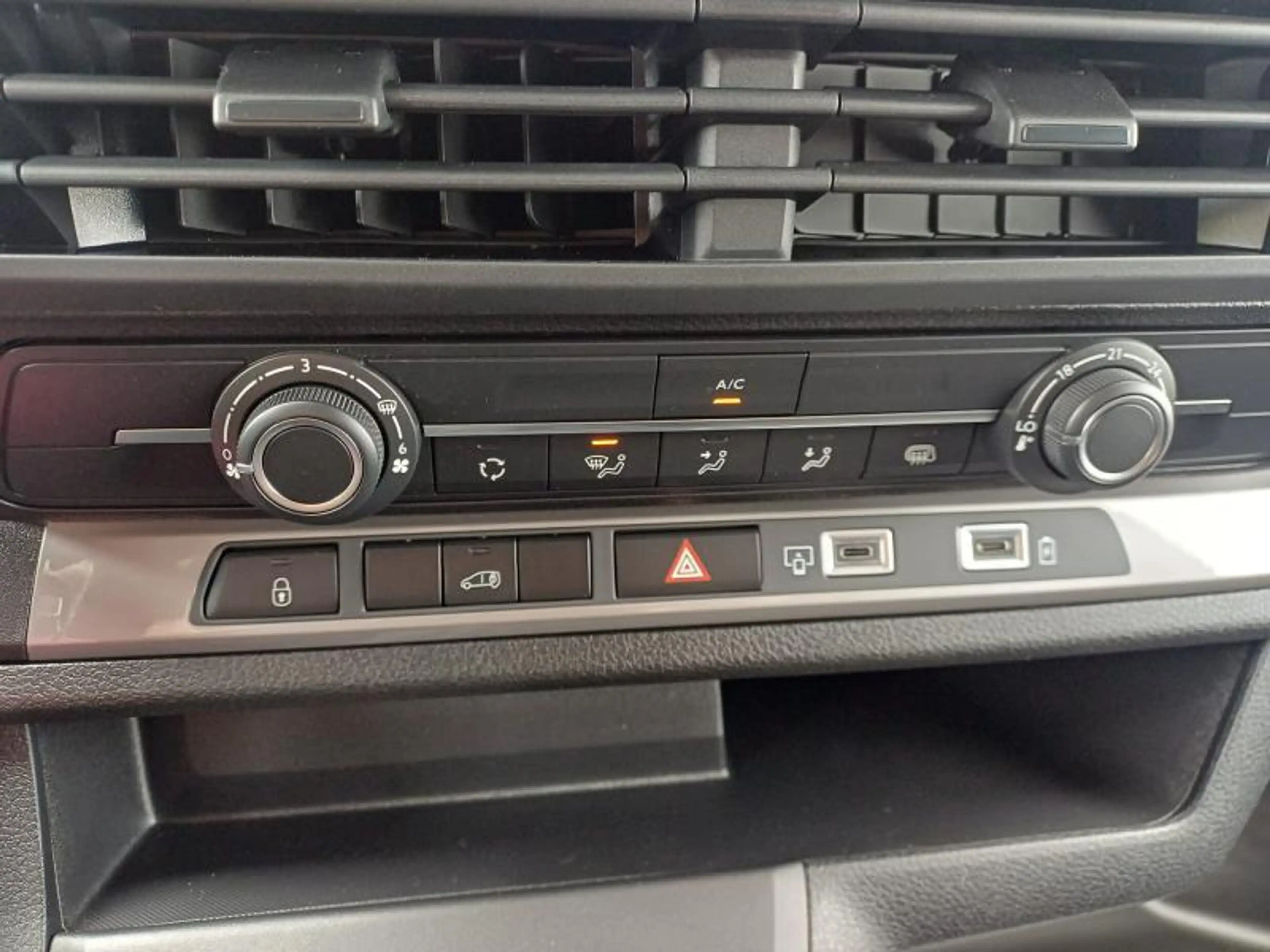 Peugeot Expert Standard 2.0 BlueHDi 145 MAN.6 — photo 14