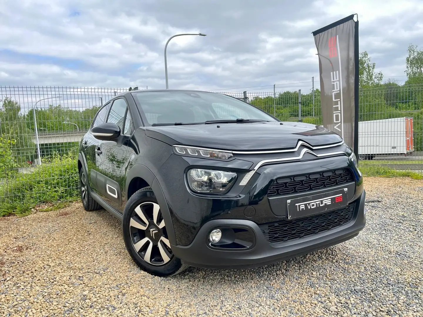 Citroen C3 1.2 PureTech Shine BOITE-AUTO/LED/NAV/CARPLAY/CAME Schwarz - 1
