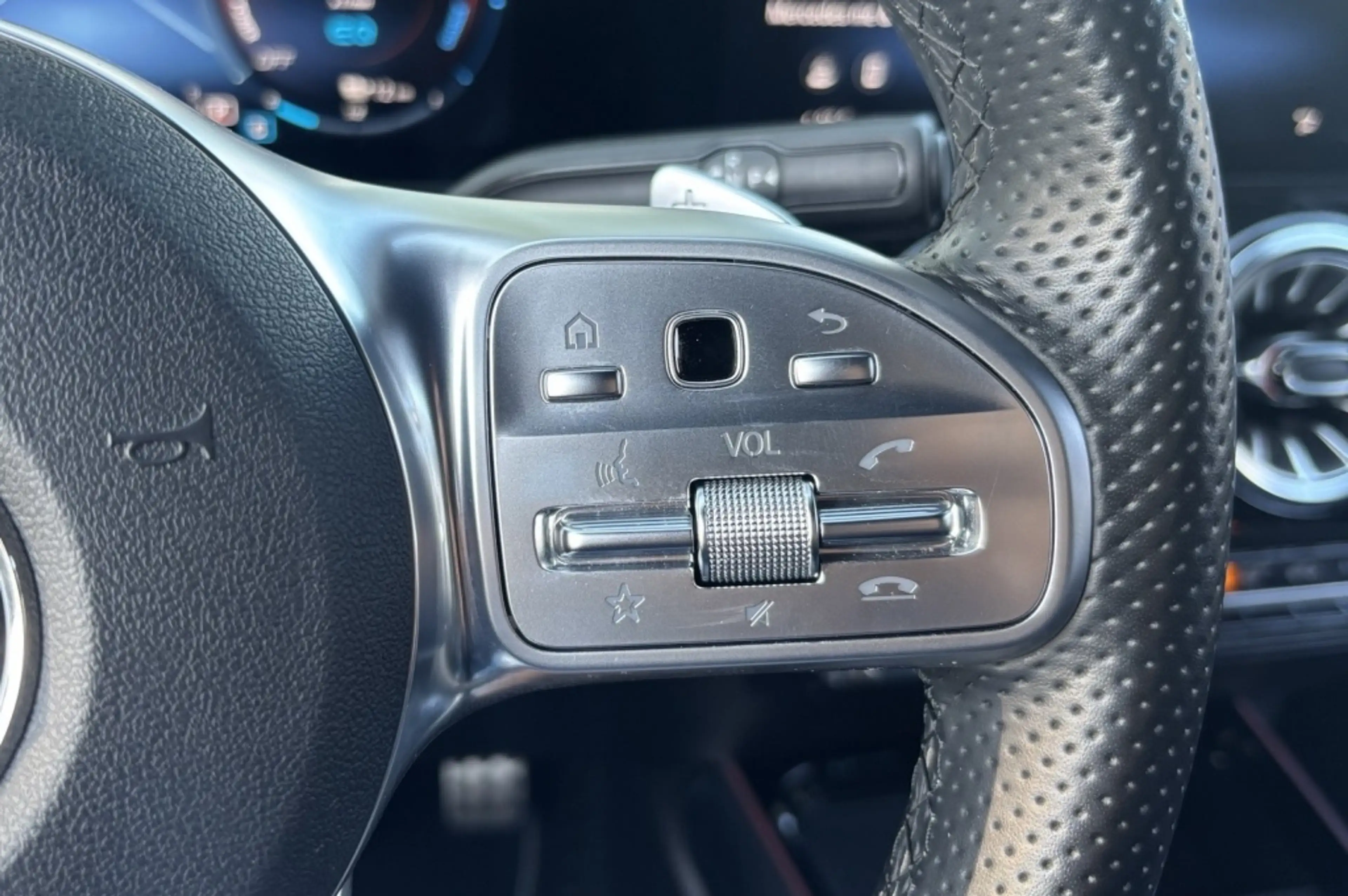 Mercedes-Benz B 250 250e AMG Line CAMERA / LED / DEALER O.H. — photo 23