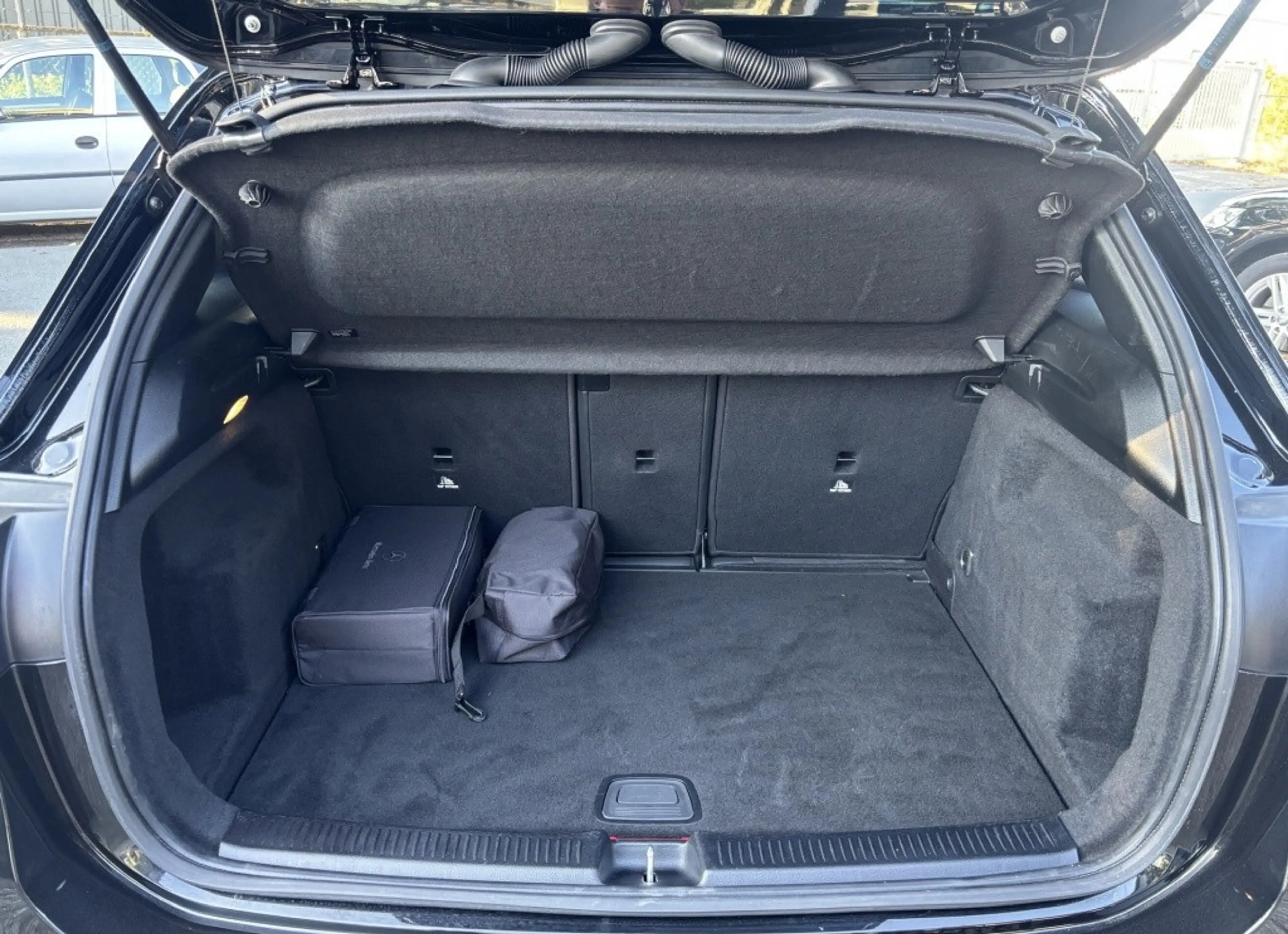 Mercedes-Benz B 250 250e AMG Line CAMERA / LED / DEALER O.H. — photo 14