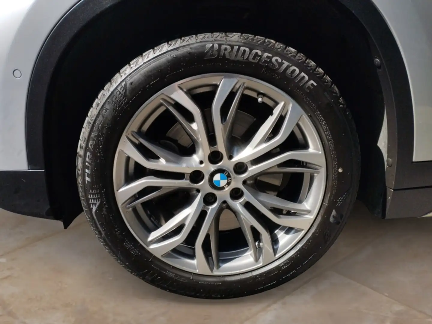 BMW X1 xDrive20i Aut. Sport Line + GARANTIE Plateado - 2
