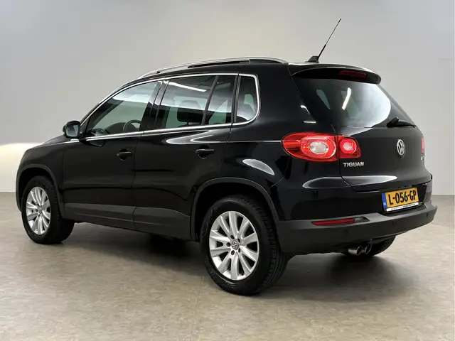 Volkswagen Tiguan view 3