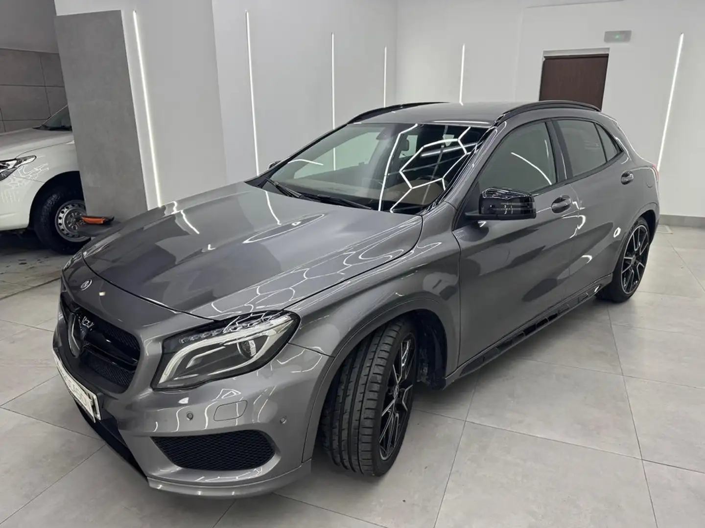 Mercedes-Benz GLA 220 220CDI AMG Line 7G-DCT Grau - 2