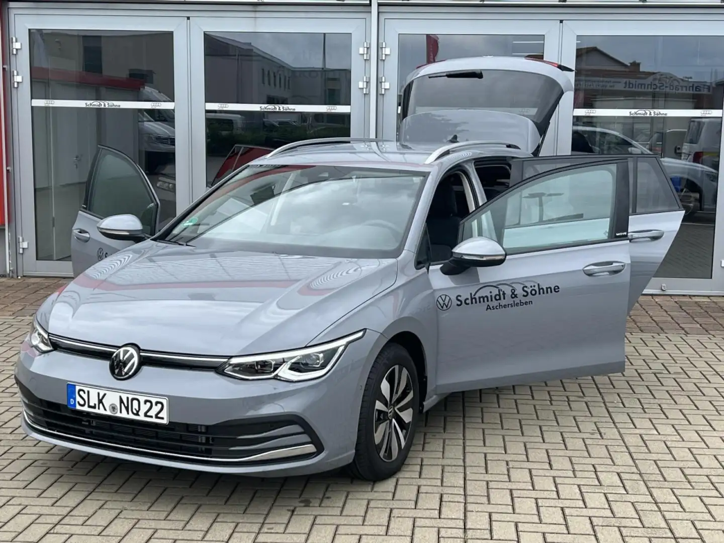 Volkswagen Golf VIII Var. MOVE 1,0 l eTSI DSG KAMERA, AHK, Klima Grau - 2