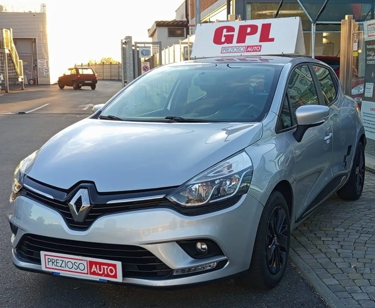 Renault Clio TCe 12V 75 CV 5 porte Business GPL Argento - 2
