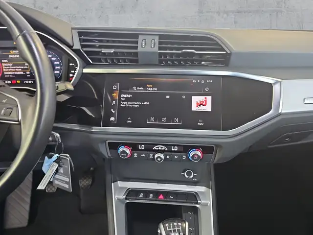 Audi Q3 view 11