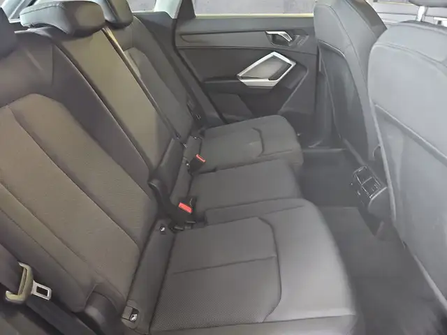 Audi Q3 view 16
