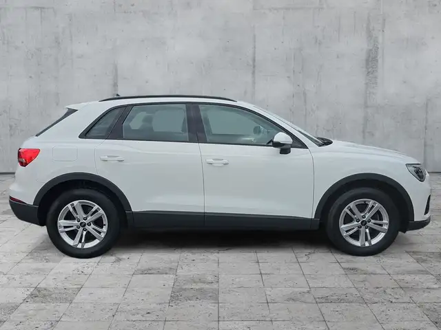 Audi Q3 view 7