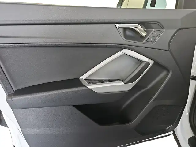 Audi Q3 view 15