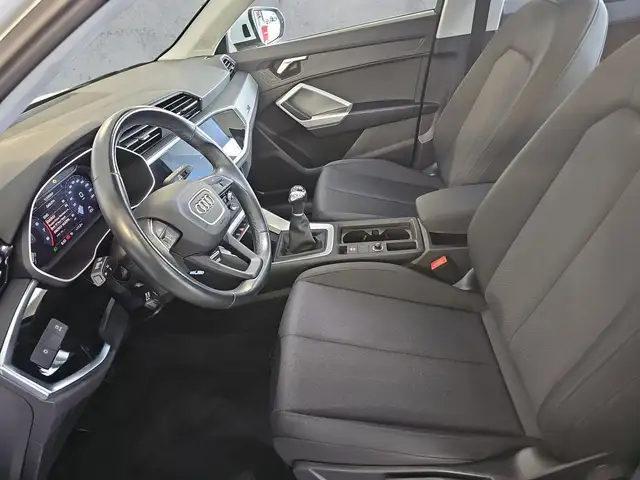 Audi Q3 view 12