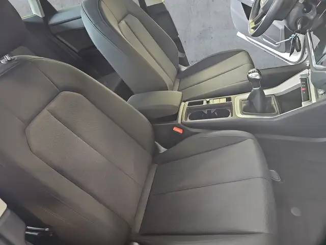 Audi Q3 view 13
