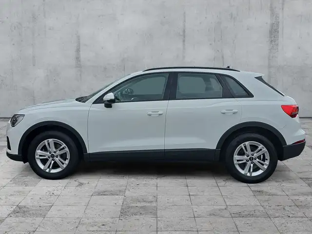 Audi Q3 view 4