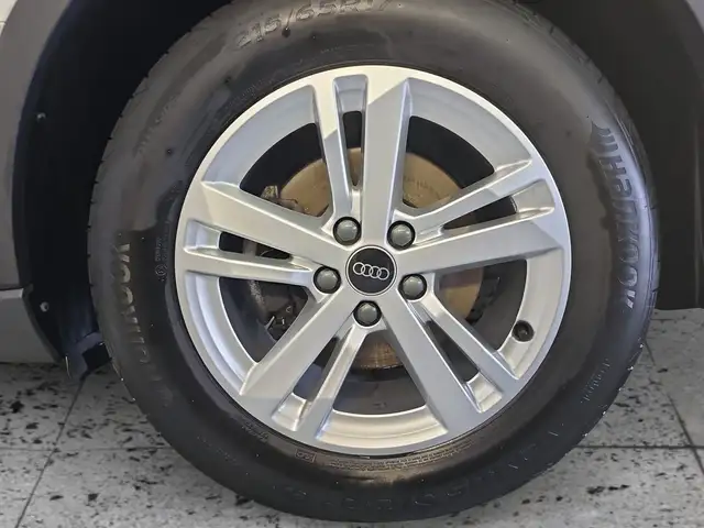Audi Q3 view 8