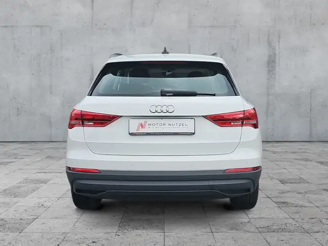 Audi Q3 view 5
