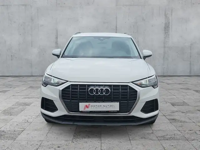 Audi Q3 view 3