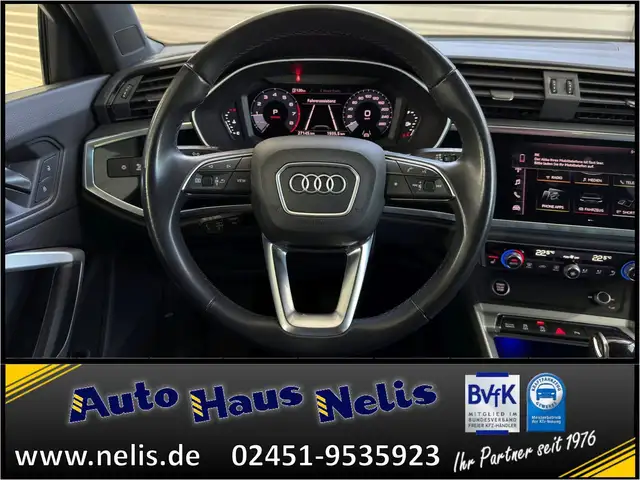 Audi Q3 view 12