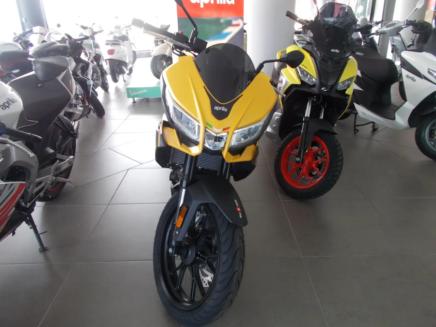 Aprilia Tuono 125 Giallo - 2