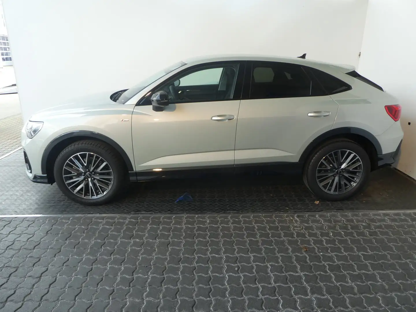 Audi Q3 40 TDI quattro S line Silber - 2