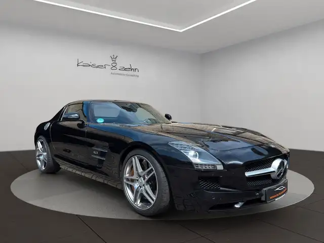 Mercedes-Benz SLS view 3