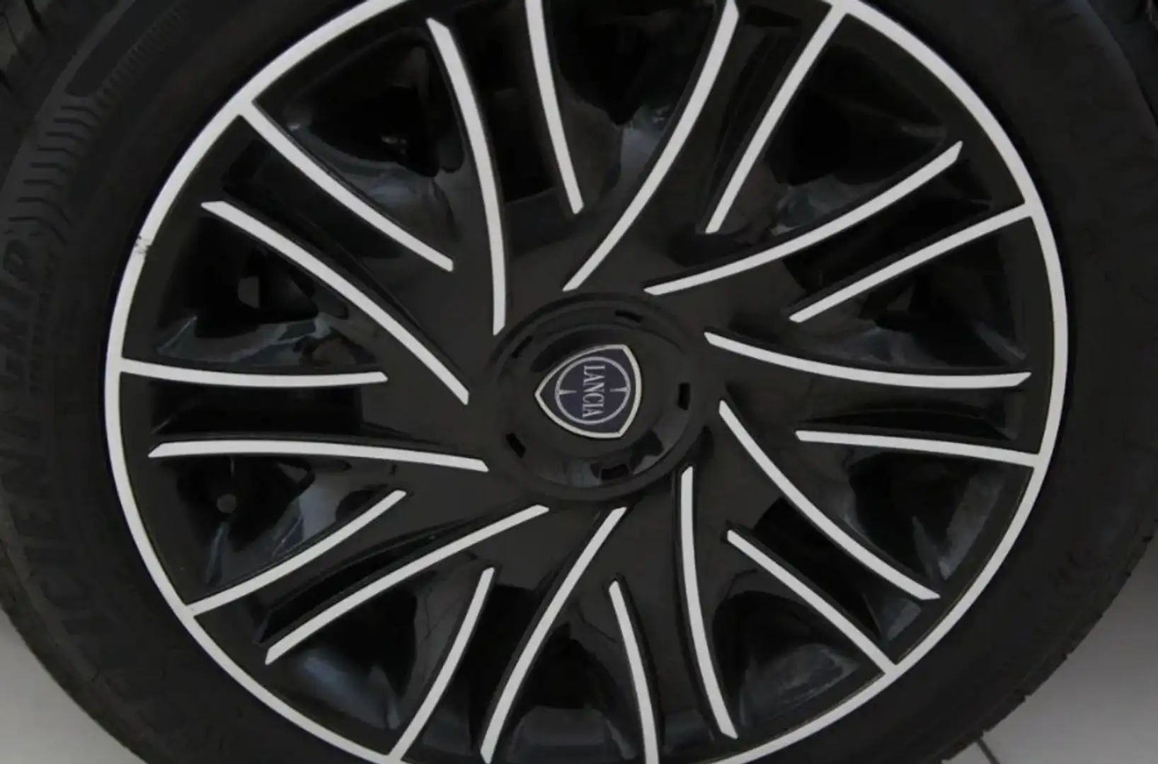 Lancia Ypsilon 1.0 FireFly Hybrid Gold Rosso - 1