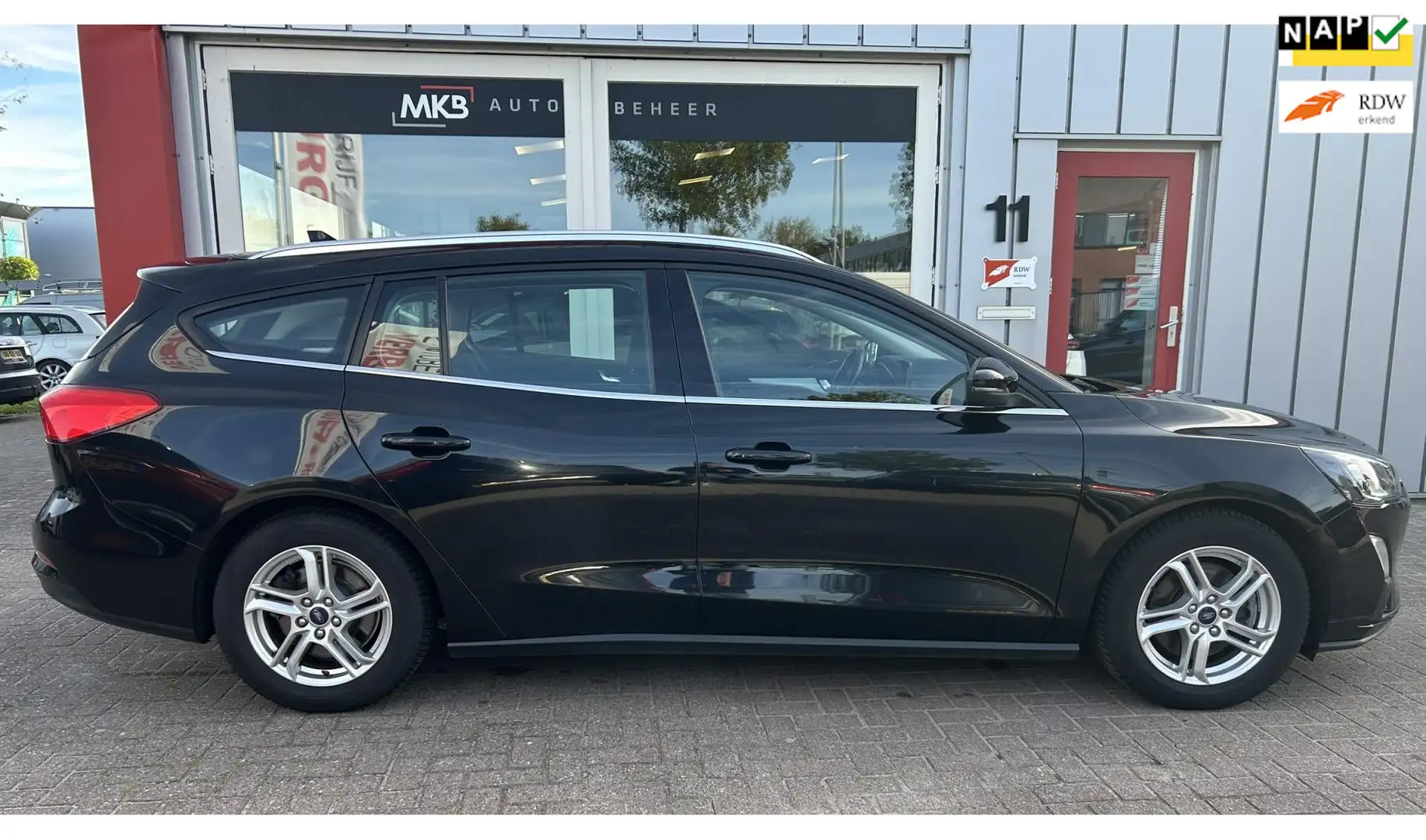 Ford Focus Wagon 1.0 EcoBoost Trend Edition Business 1e Eigen Zwart - 1