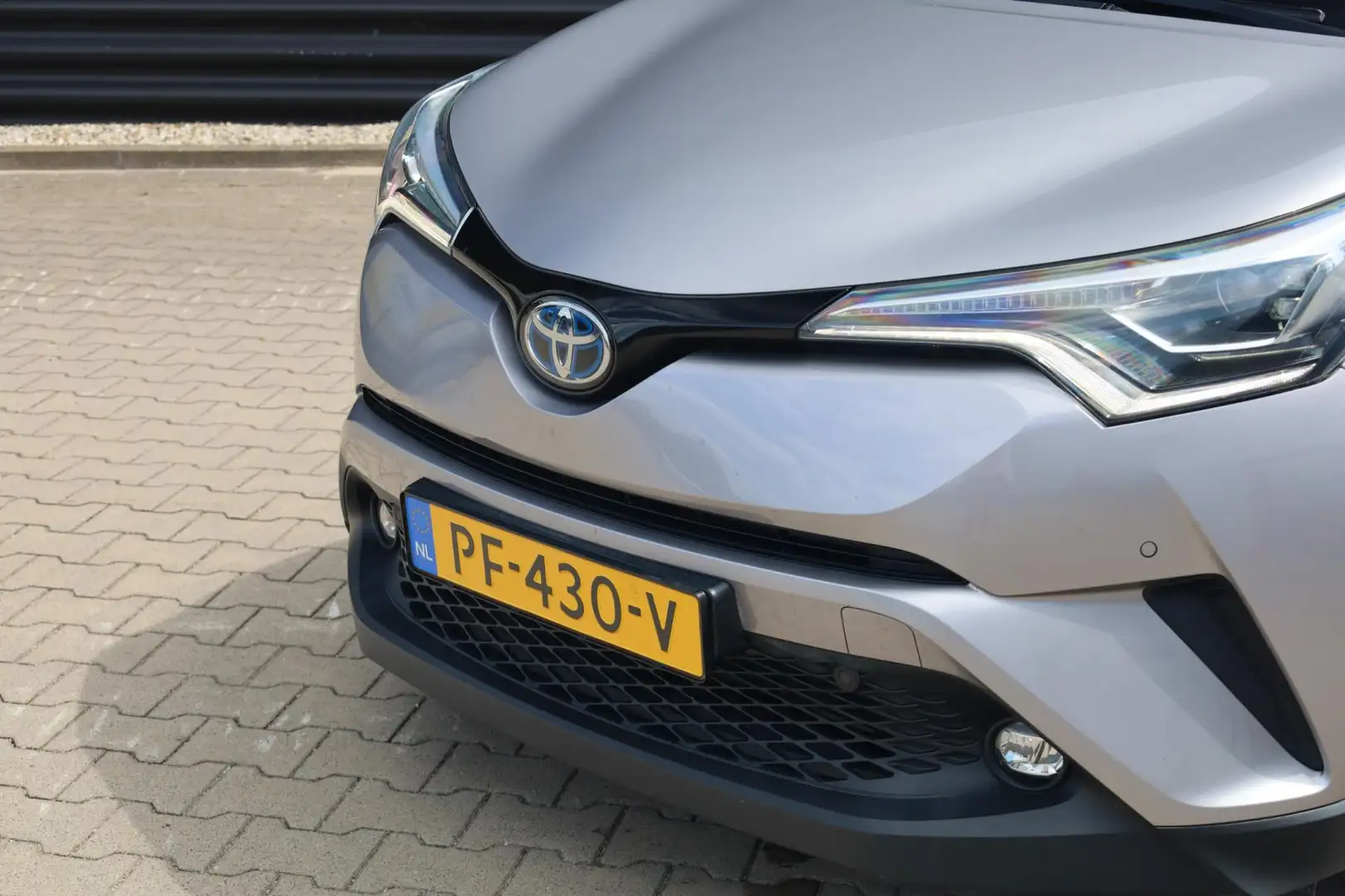 Toyota C-HR 1.8 Hybrid Bi-Tone Plus / LEER / CAMERA / STOELVER Gris - 2