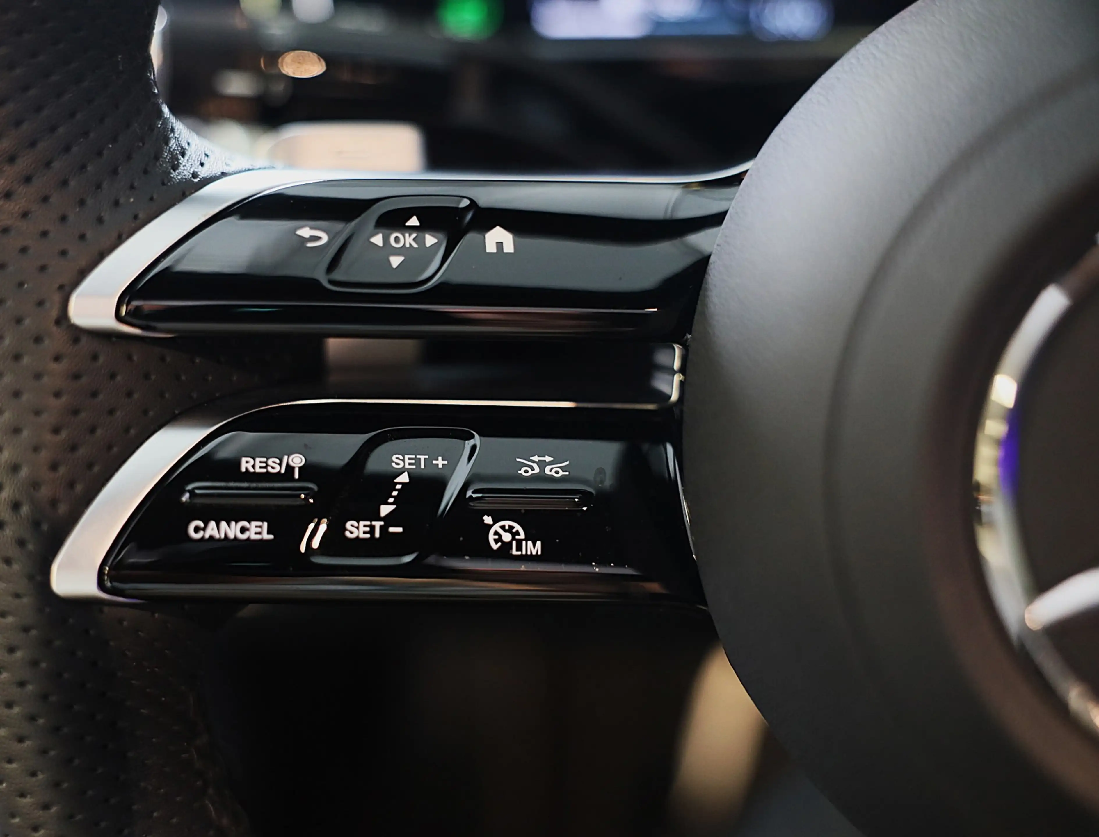 Mercedes-Benz E 300 e AMG 53 Look / Massage / Burmester 4D / Head Up / — photo 12
