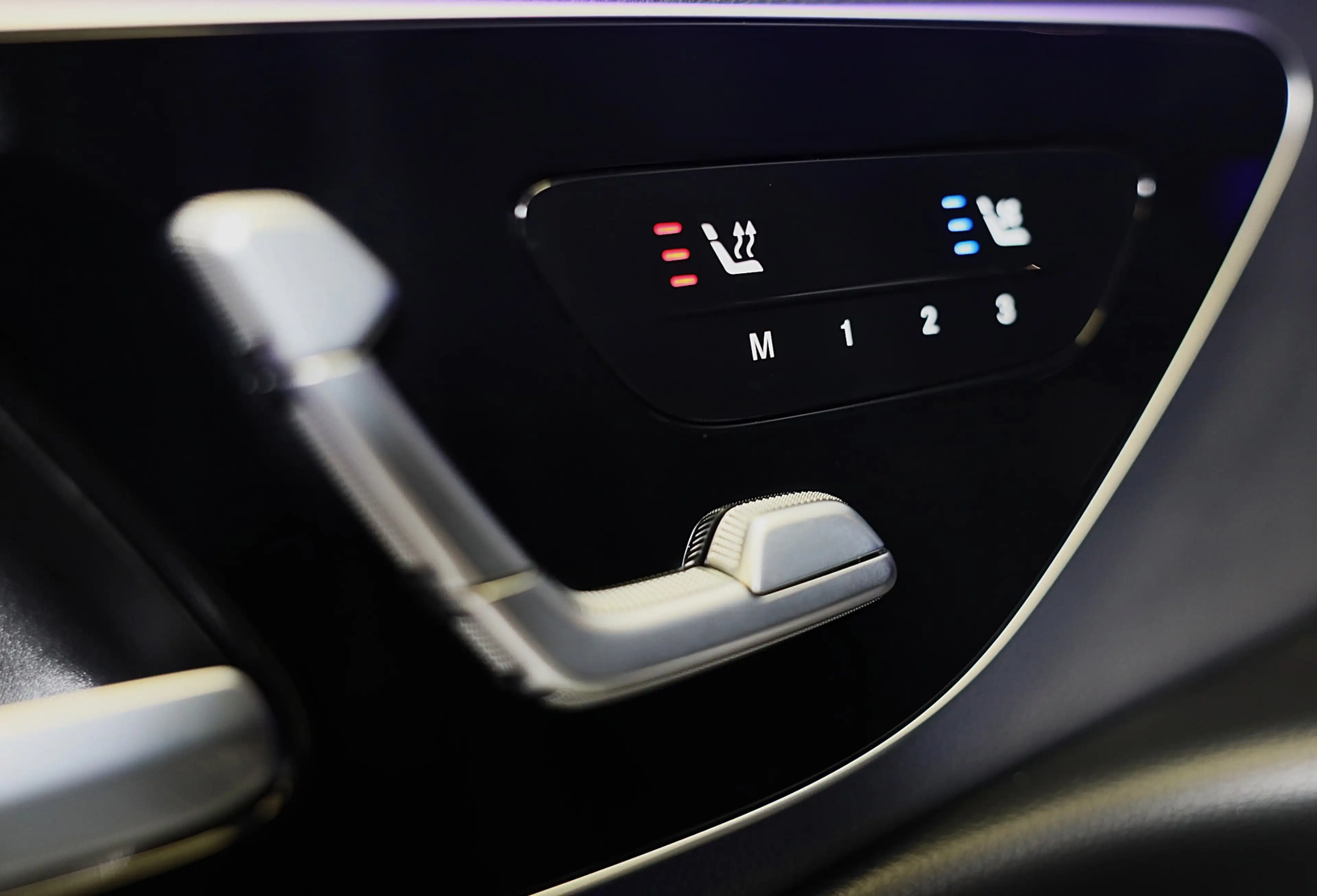 Mercedes-Benz E 300 e AMG 53 Look / Massage / Burmester 4D / Head Up / — photo 10