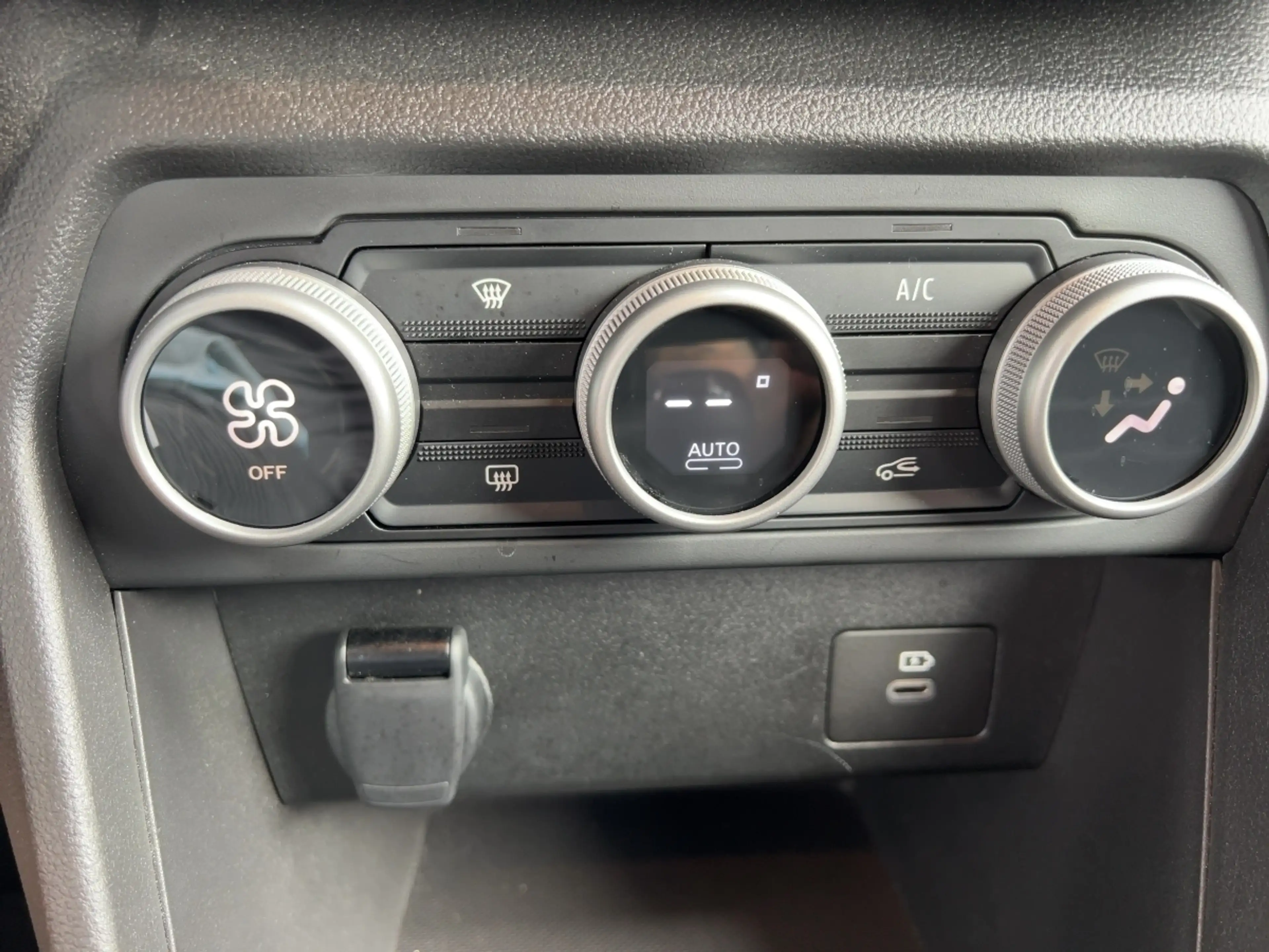Dacia Jogger Expression TCe 110 7-Sitzer PDC KLIMA ABS — photo 13