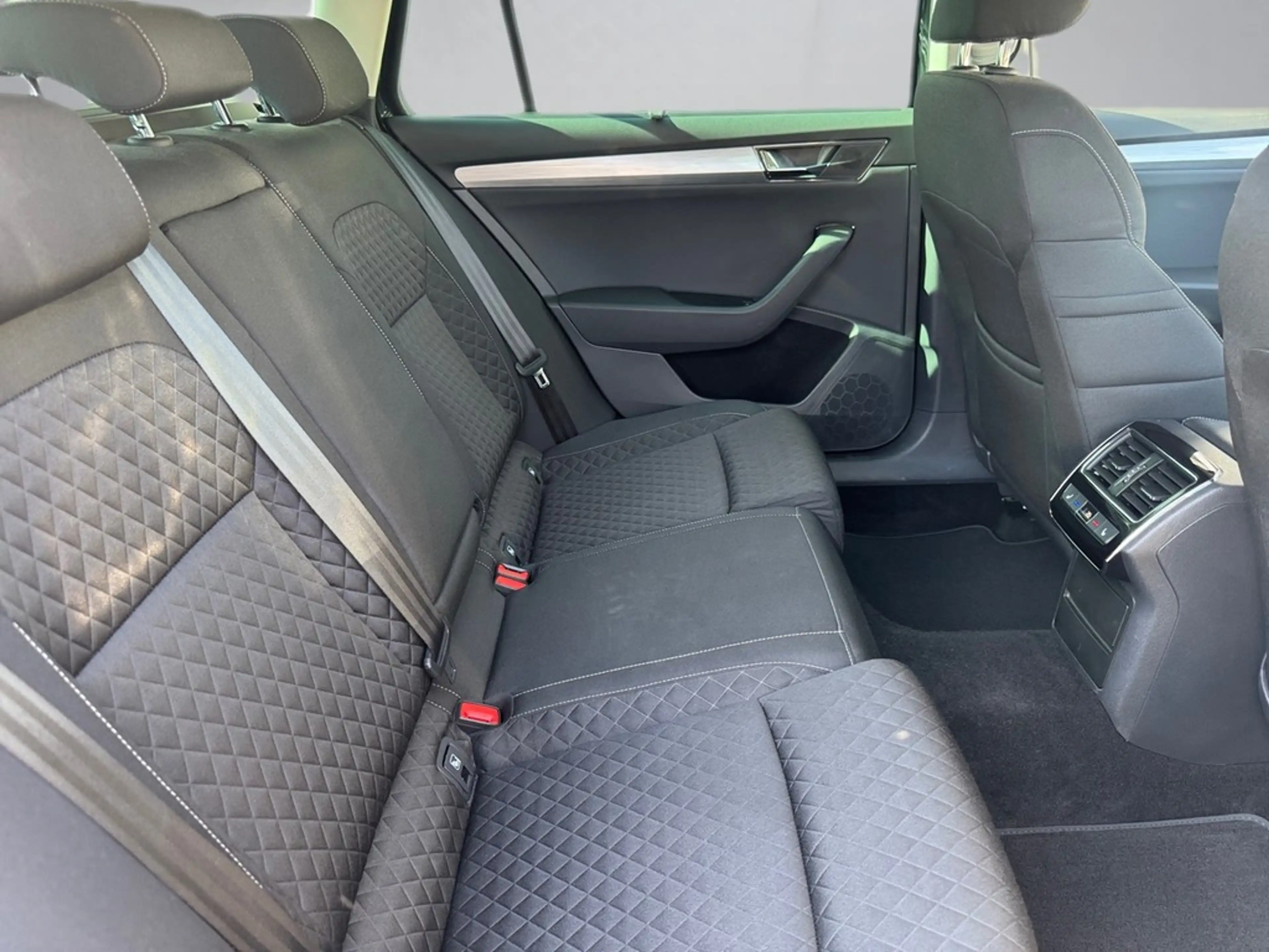 Skoda Superb 2,0 TDI DSG — photo 11