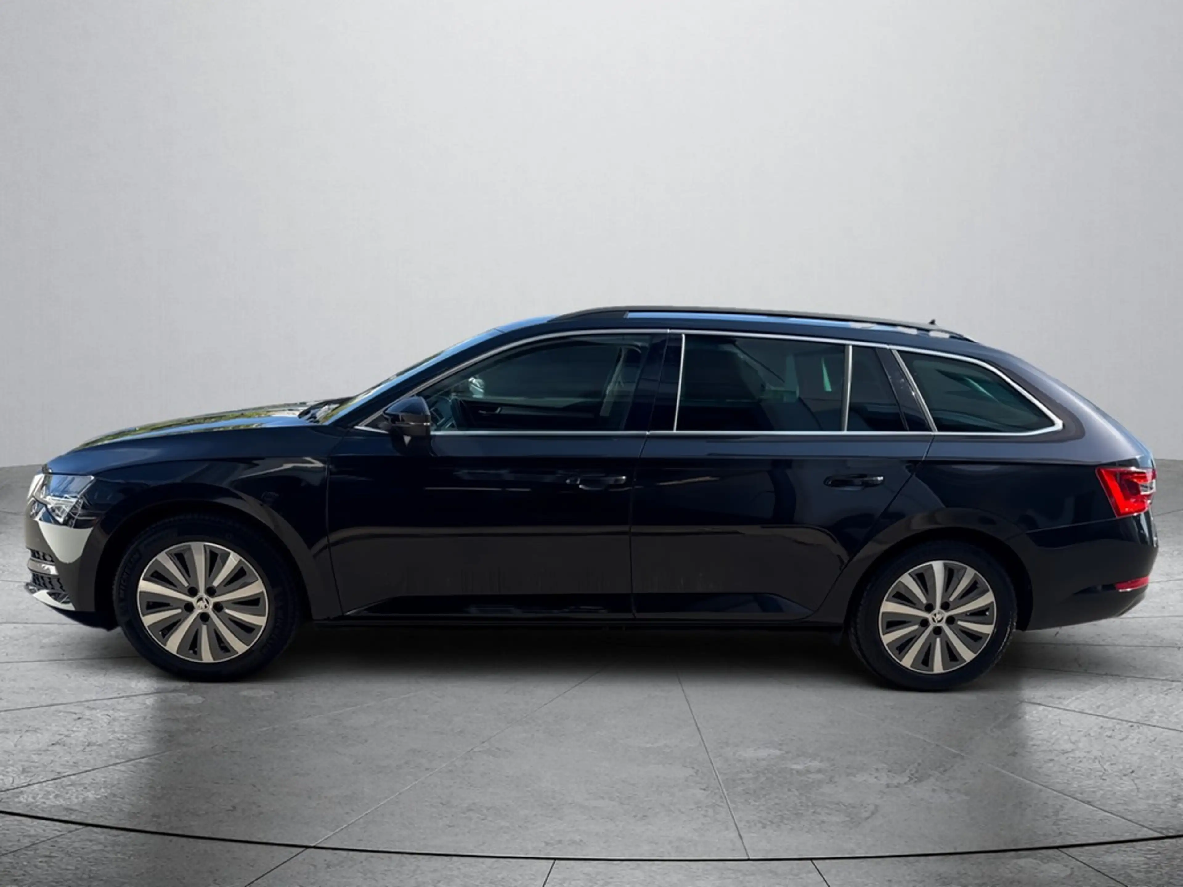 Skoda Superb 2,0 TDI DSG — photo 4