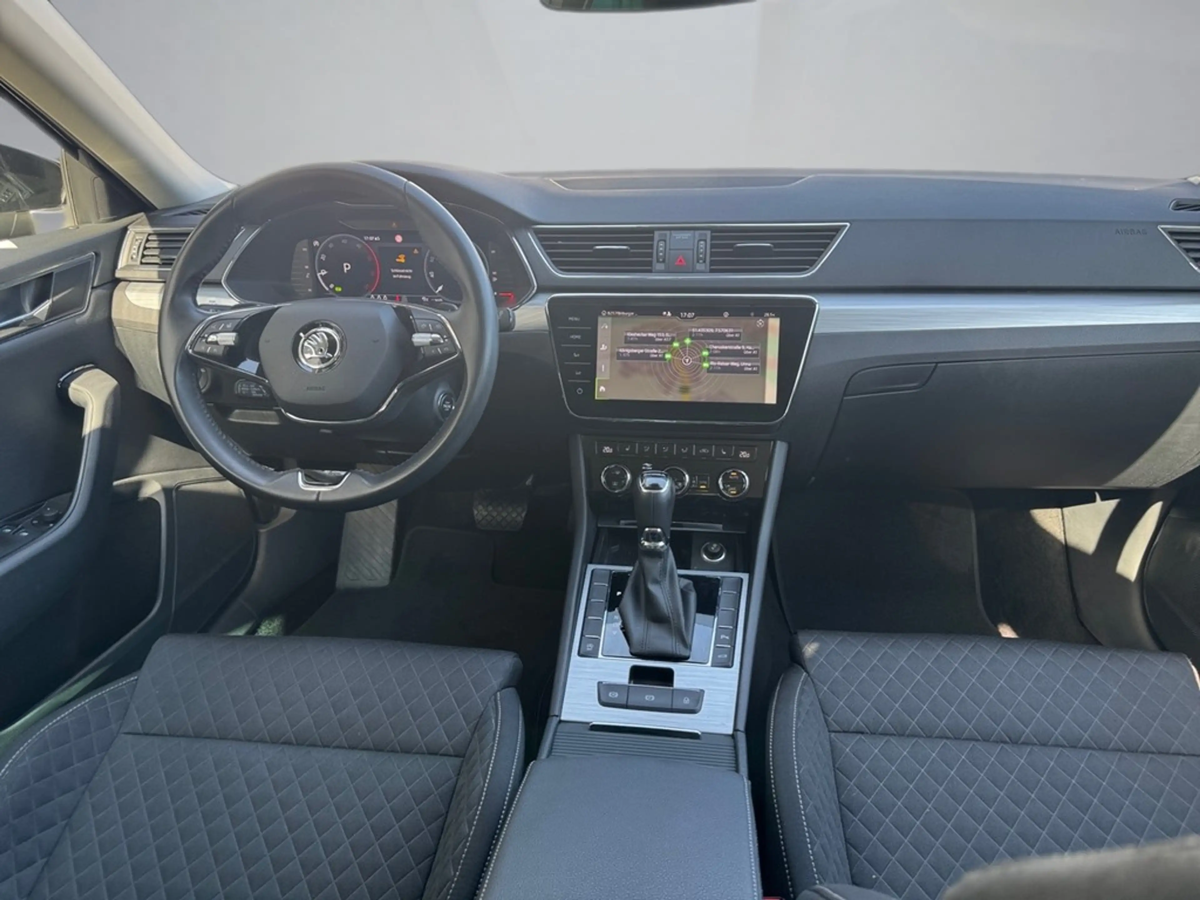 Skoda Superb 2,0 TDI DSG — photo 8