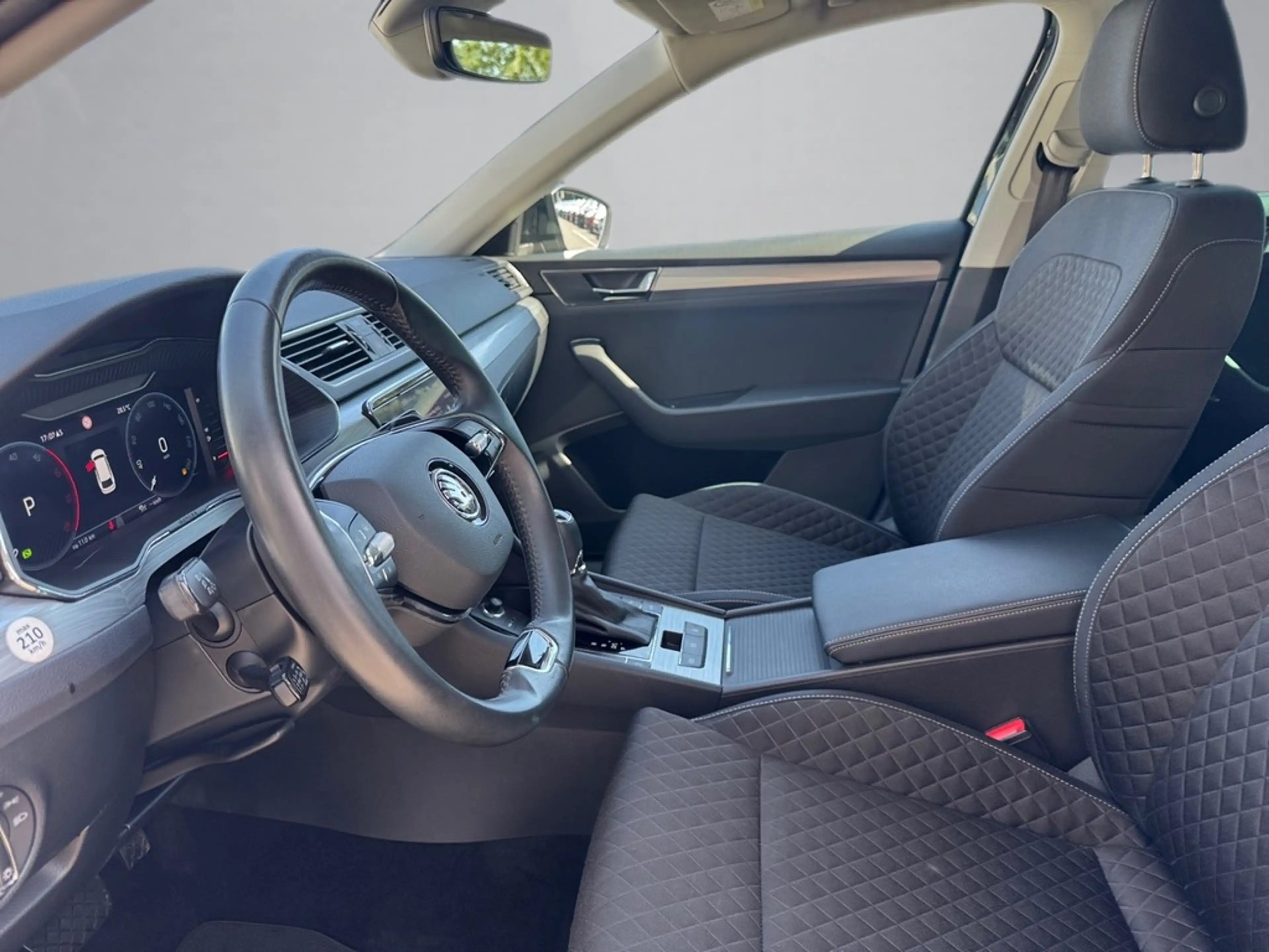 Skoda Superb 2,0 TDI DSG — photo 7