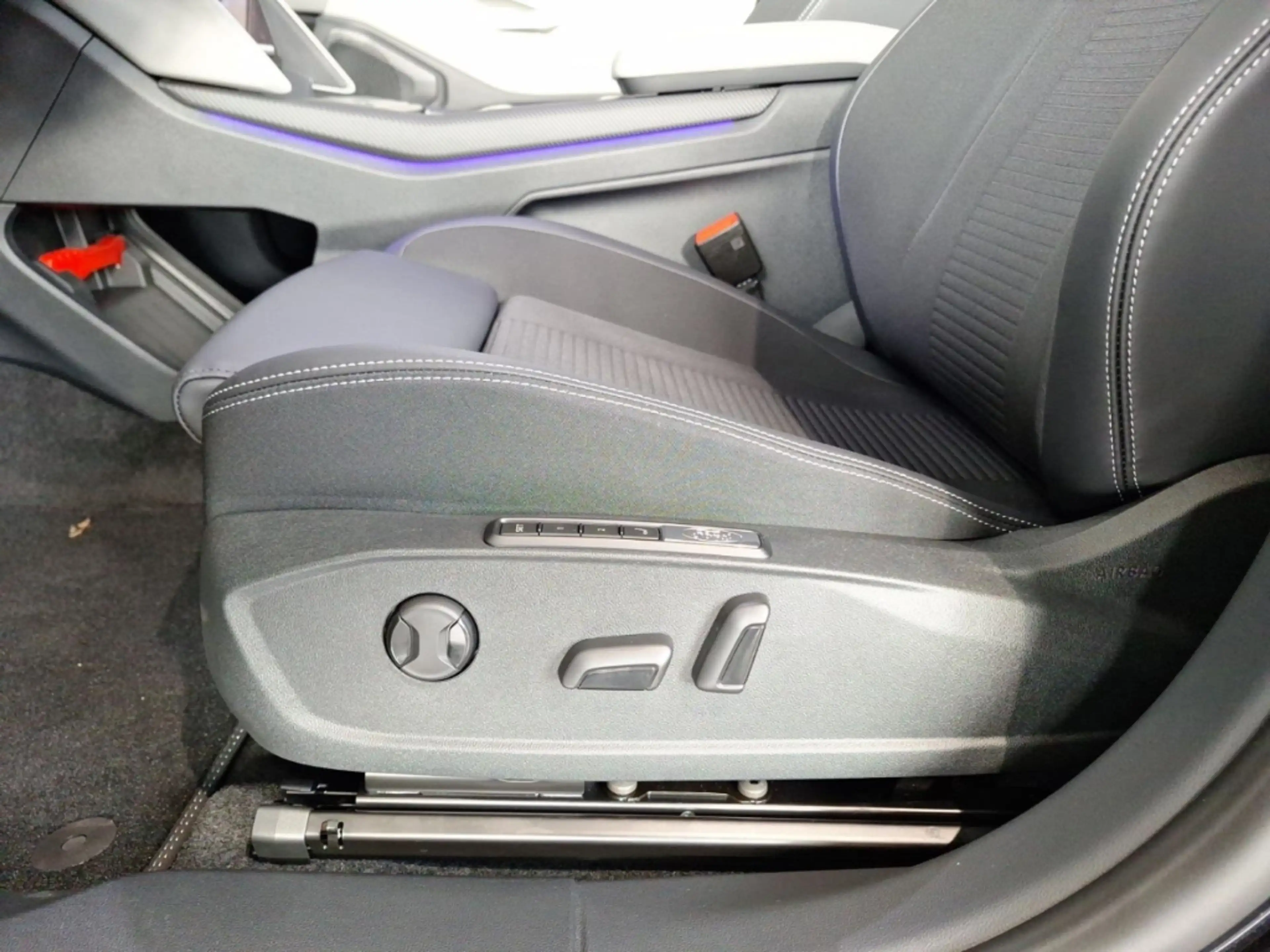 Ford Explorer RWD BEV Premium AHK B&O Wärmepume Massage — photo 14
