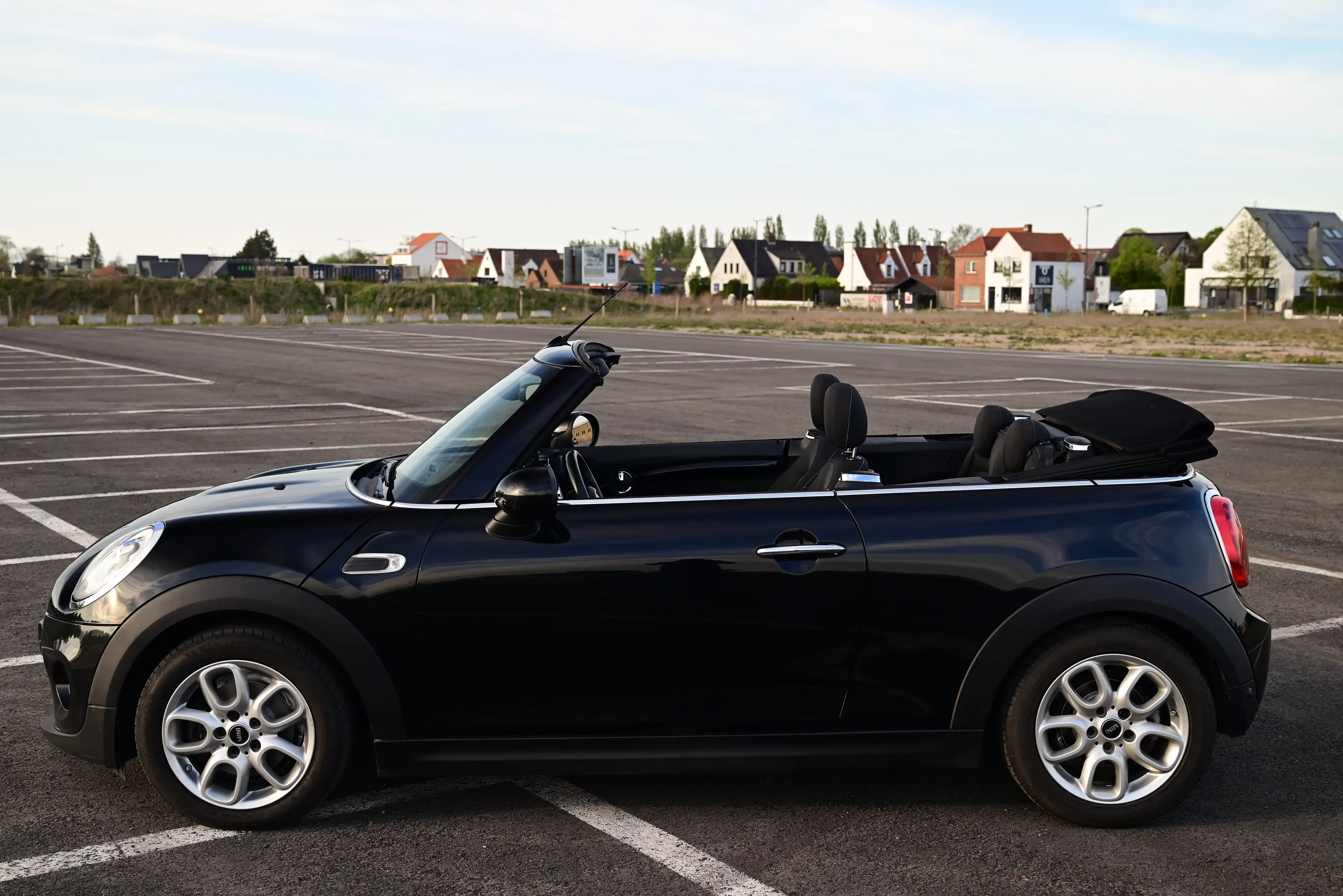 MINI Cooper D Cabrio AUT / CRUISE / NAVI / LED / PDC / 1ST OWNER — photo 5