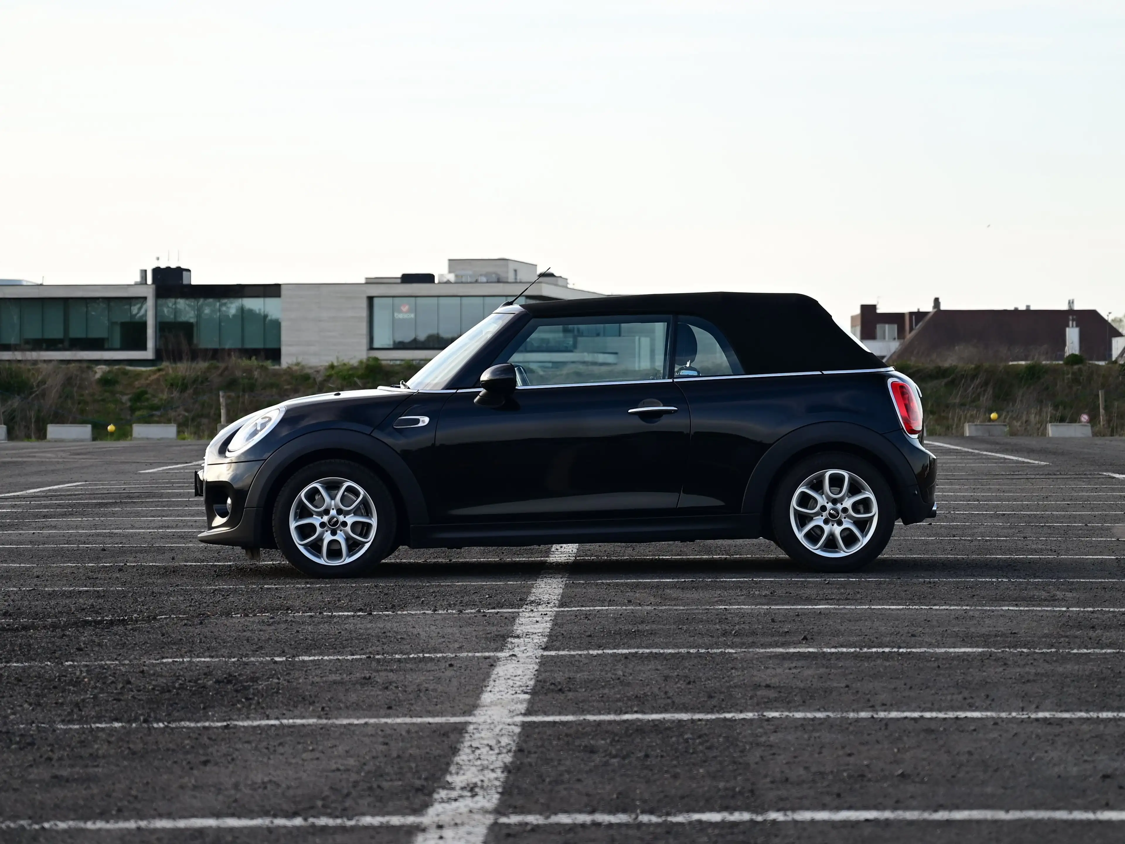 MINI Cooper D Cabrio AUT / CRUISE / NAVI / LED / PDC / 1ST OWNER — photo 10