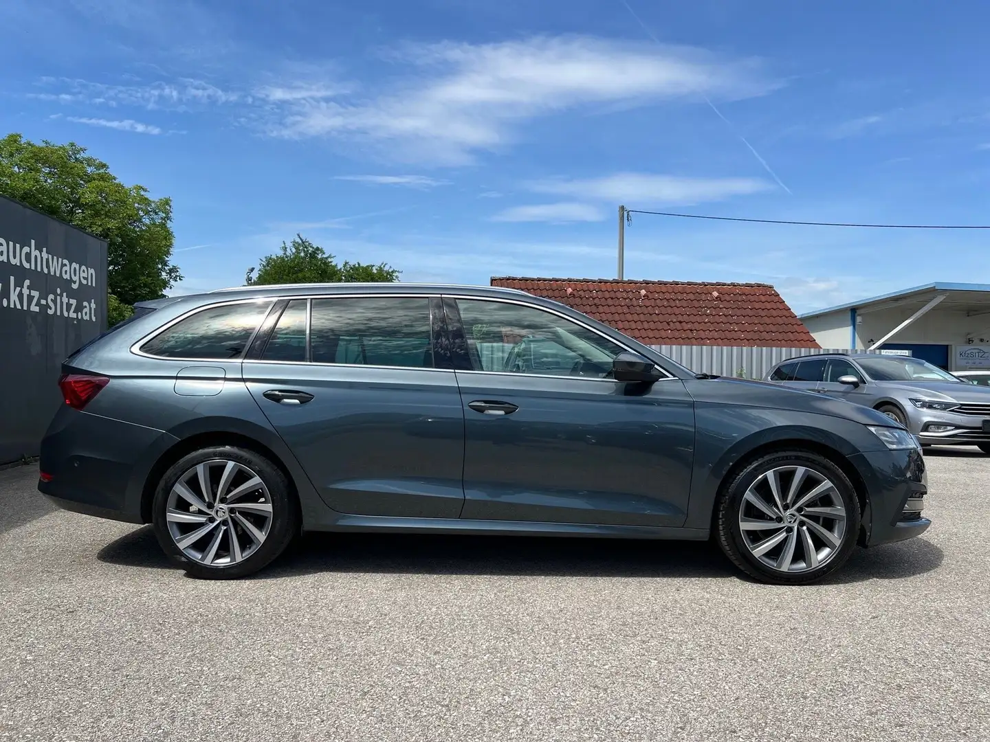 Skoda Octavia Combi 2,0 TDI Style DSG | NP: €47.700 Grau - 2