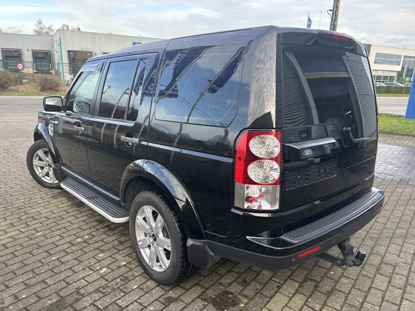 Land Rover Discovery 3.0 TD V6 HSE Zwart - 2