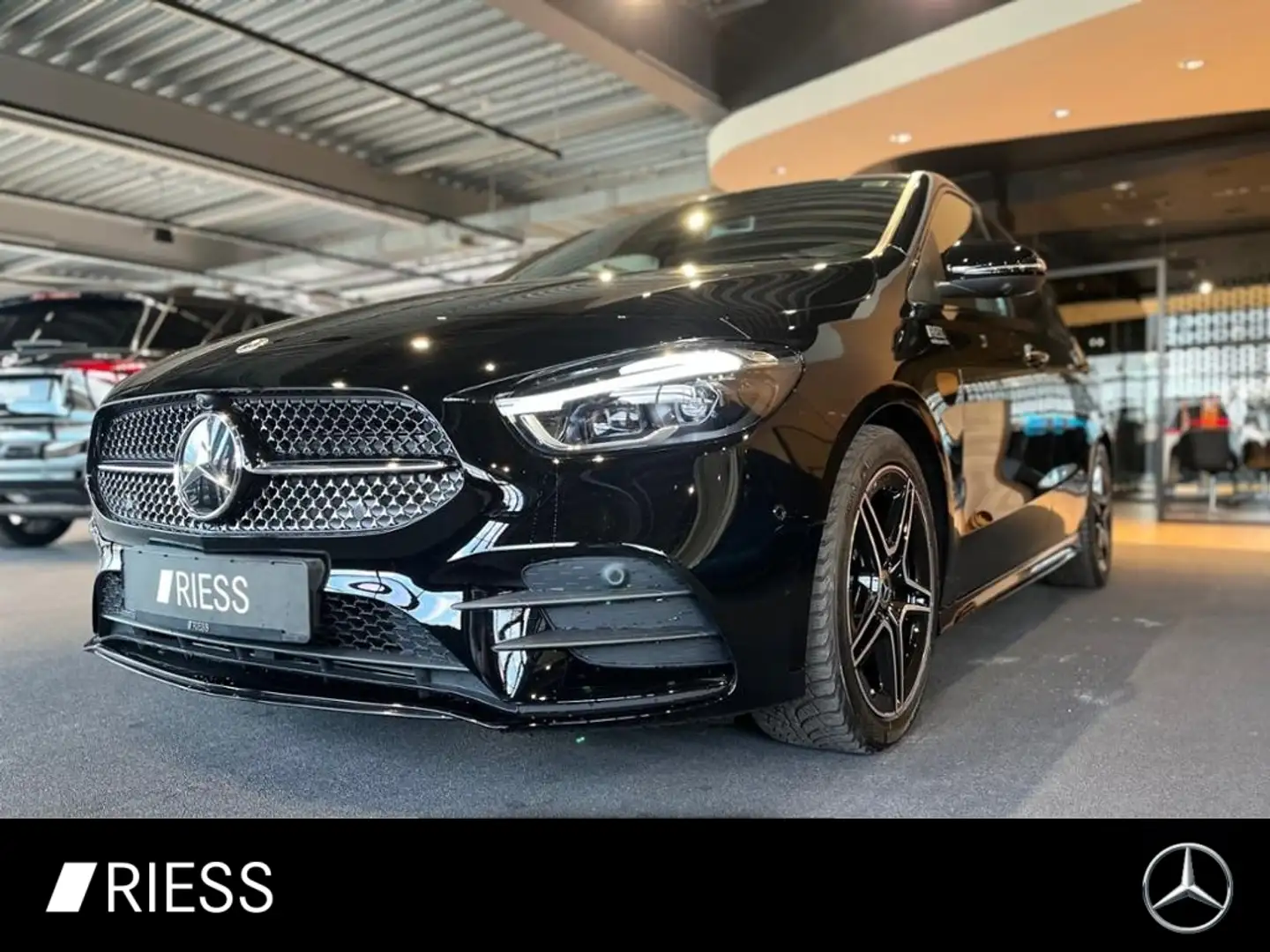 Mercedes-Benz B 220 4MATIC AMG+AHK+PANO+MULTIBEAM+360+KEYLESS+ Negru - 1