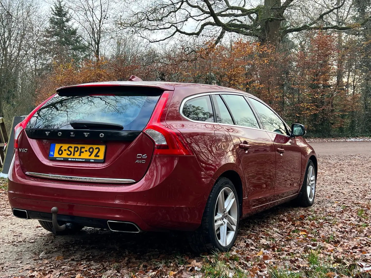 Volvo V60 D6 Plug-In-Hybrid AWD Geartronic Pure Limited Rouge - 2