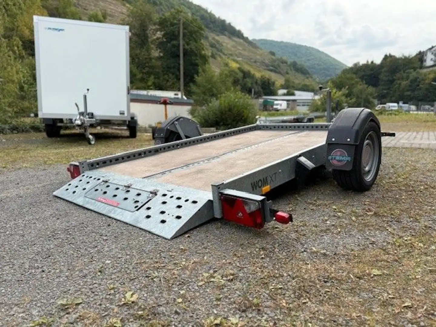 Stema WOM XT 1.300kg - Absenkanhänger für 2 Motorräder - 1