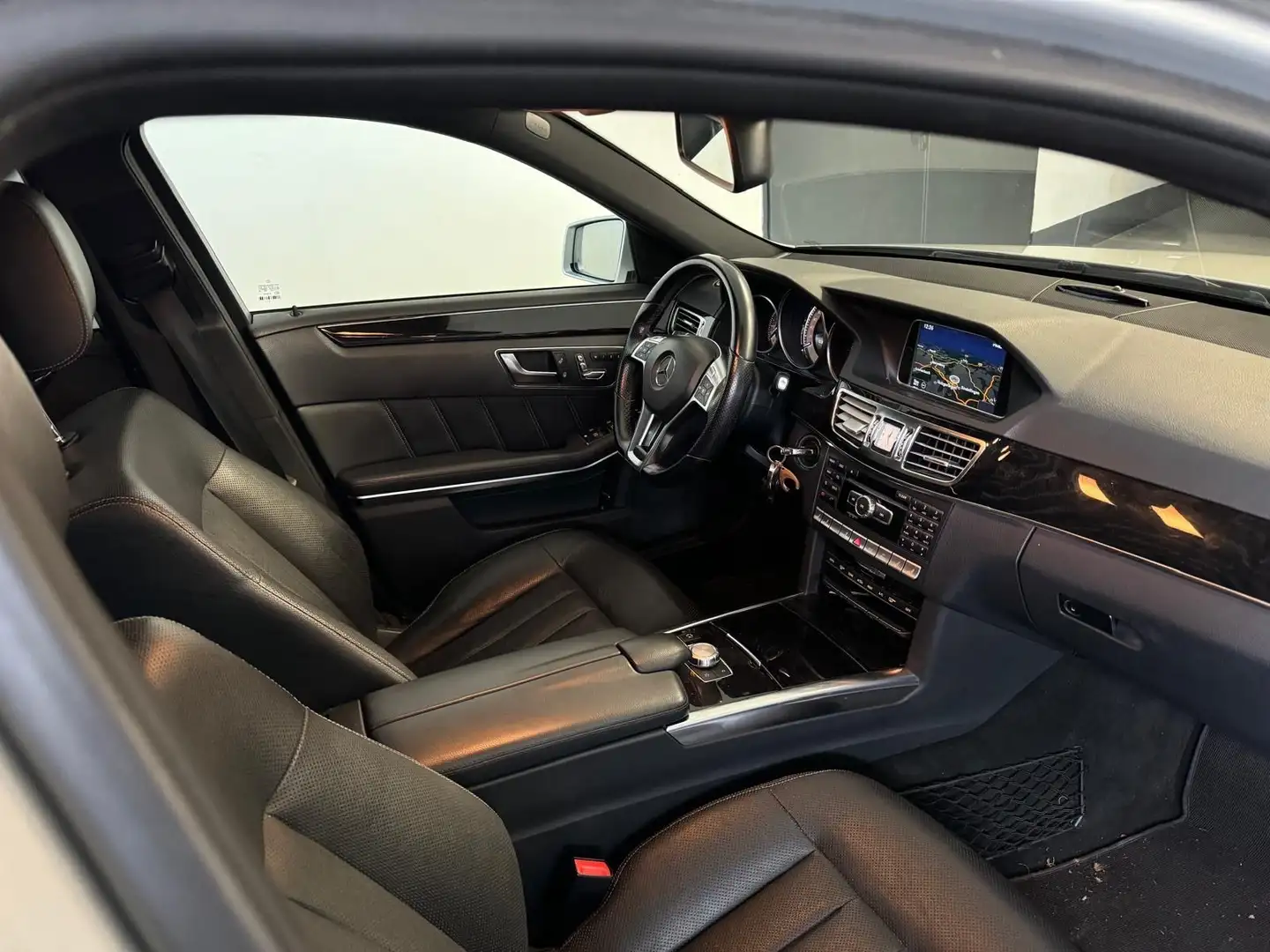 Mercedes-Benz E 400 T 4 MATIC*AMG-LINE*LEDER*LED*NAVI*AHK*SHZ* Stříbrná - 2