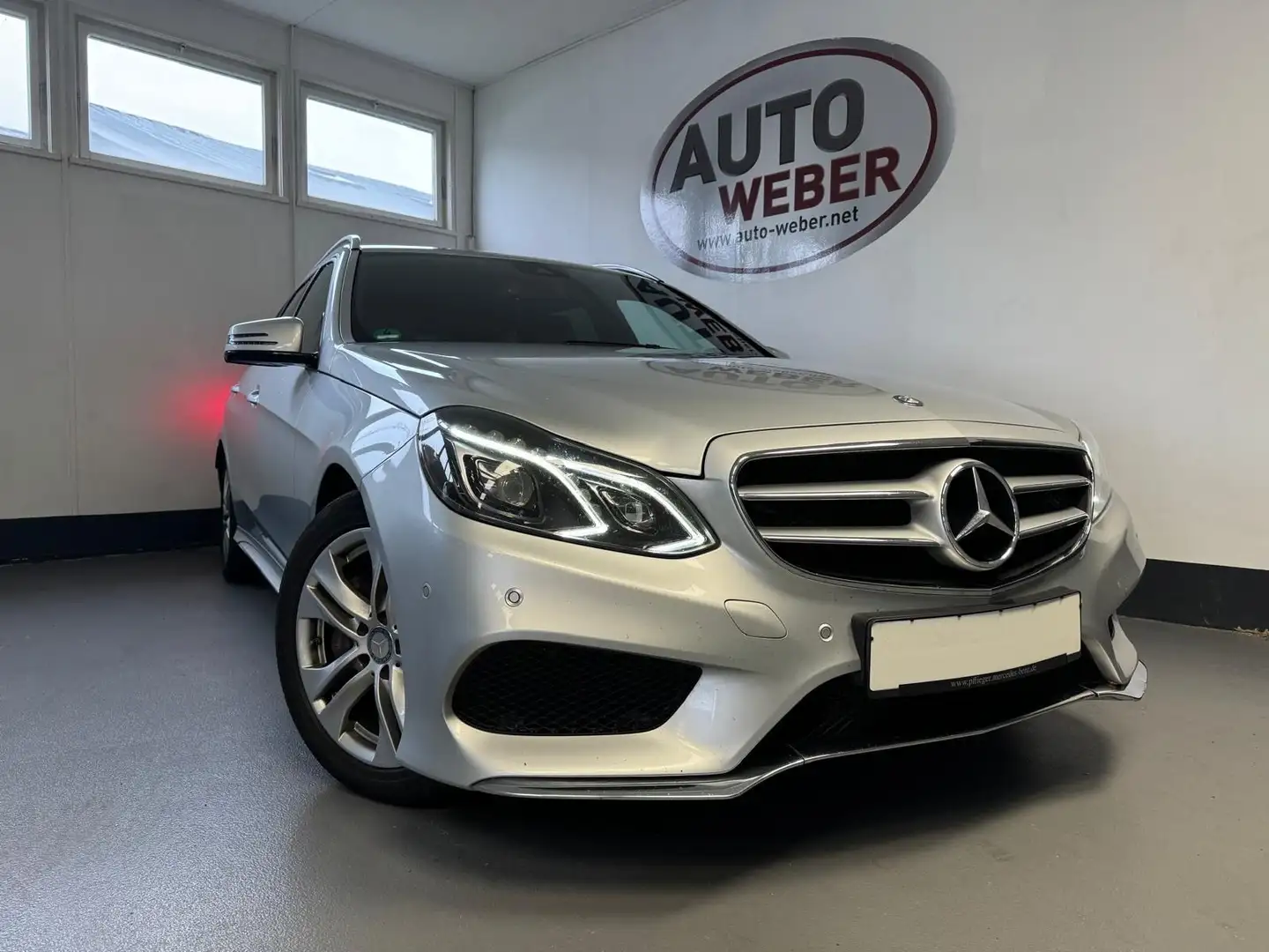 Mercedes-Benz E 400 T 4 MATIC*AMG-LINE*LEDER*LED*NAVI*AHK*SHZ* Stříbrná - 1